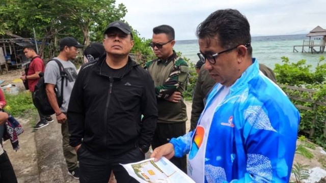 Penjabat Gubernur Sulawesi Barat Akmal Malik saat meninjau Pulau Karampuang. Foto: Humas Pemprov Sulbar