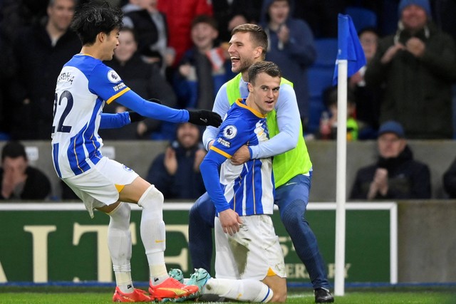 Pemain Brighton & Hove Albion Solly March merayakan gol pertama mereka saat lawan Liverpool di Stadion Komunitas American Express, Brighton, Inggris, Sabtu (14/1/2023). Foto: Action Images via Reuters/Andrew Couldridge