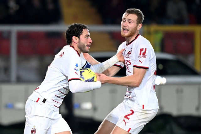 Pemain AC Milan Davide Calabria merayakan gol kedua mereka dengan Tommaso Pobega saat hadapi Lecce di Stadio Via del mare, Lecce, Italy, Sabtu (14/1/2023). Foto: Alberto Lingria/REUTERS