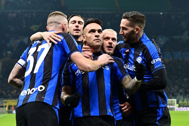 Pemain Inter Milan Argentina Lautaro Martinez merayakan gol pertamanya saat melawan Hellas Verona pada pertandingan sepak bola Serie A Italia di stadion San Siro di Milan, Italia, Sabtu (14/1/2023). Foto: Miguel Medina/AFP