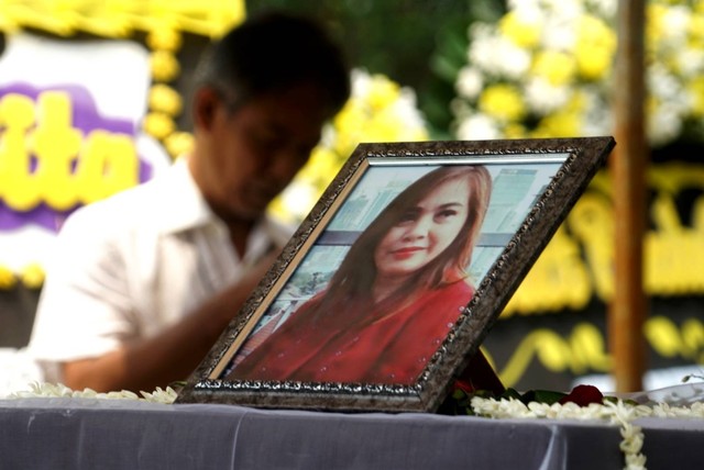 Foto Angela Hindriati diletakkan di atas peti jenazah saat pemakamannya, di TPU Kampung Kandang, Jagakarsa, Jakarta Selatan pada Kamis (11/1/2023). Foto: Iqbal Firdaus/kumparan