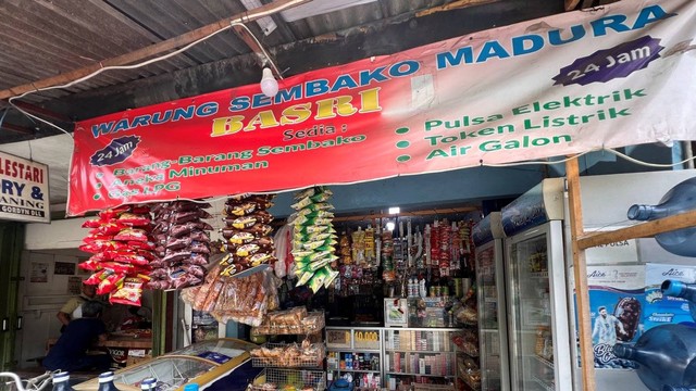 Warung Madura yang dijaga Eka di daerah Pasar Minggu, Jakarta Selatan. Foto: Retyan Sekar Nurani/kumparan