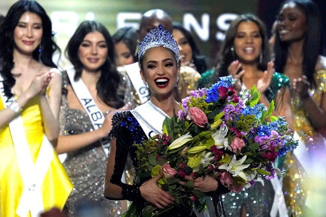 Miss USA R'Bonney Gabriel memenangkan kompetisi Miss Universe ke-71 di New Orleans Ernest N. Morial Convention Center di New Orleans, Louisiana pada Sasbtu (14/1/2023). Foto: TIMOTIUS A. CLARY / AFP