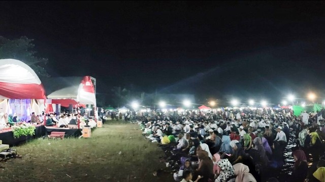 Antusias: Ribuan warga dari berbagai penjuru Kobar mengikuti acara haul akbar untuk para syuhada yang terlibat pertempuran Kumai 14 Januari 1946. Foto: Lukman Hakim/InfoPBUN