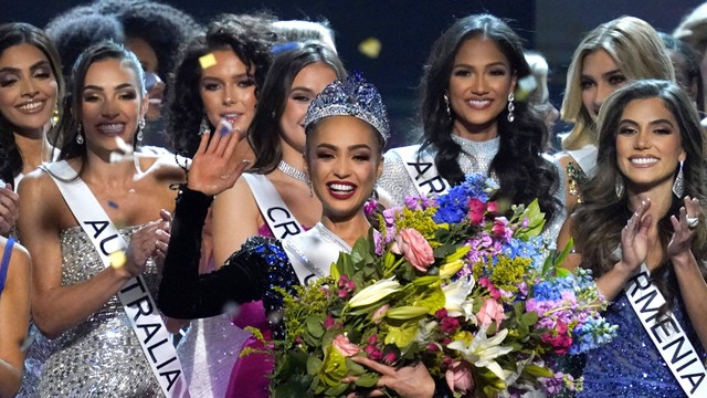 Miss USA R'Bonney Gabriel memenangkan kompetisi Miss Universe ke-71 di New Orleans Ernest N. Morial Convention Center di New Orleans, Louisiana pada Sasbtu (14/1/2023). Foto: TIMOTIUS A. CLARY / AFP