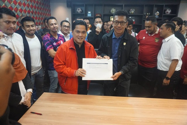 Erick Thohir mendaftarkan diri sebagai Ketum PSSI berikutnya di Kantor PSSI, Senayan, Jakarta pada Minggu (15/1/2023). Foto: Iqbal Firdaus/kumparan