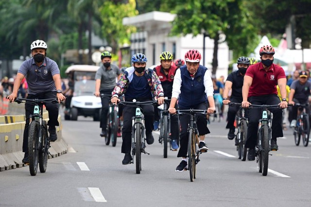 Presiden Joko Widodo menghabiskan pagi dengan bersepeda di kawasan hari bebas kendaraan bermotor atau car free day (CFD) Sudirman-Thamrin, Jakarta, pada Minggu (15/1/2023). Foto: Muchlis Jr/Biro Pers Sekretariat Presiden