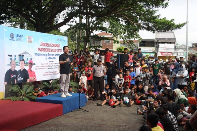 Guru Besar UMP Edukasi Permainan Tradisional Latto-latto