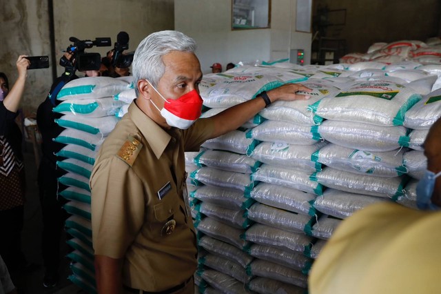 Gubernur Jateng Ganjar Pranowo saat mengecek persediaan beras di Gedung Dikjur, Kota Semarang pada Sabtu (14/1/2023). Foto: Dok. Istimewa