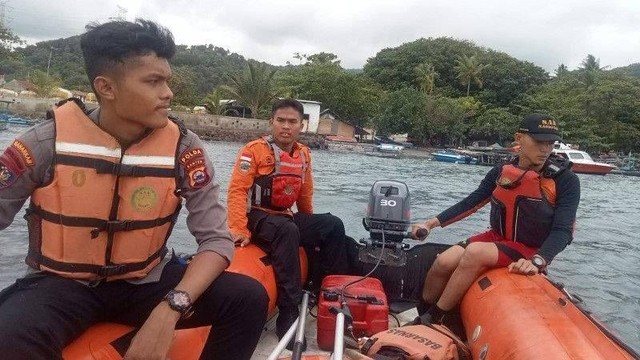 Badan Pencarian dan Pertolongan atau SAR Nasional (Basarnas) Banten melakukan penyisiran wisatawan asal Kabupaten Tangerang terseret ombak Pantai Sawarna Kabupaten Lebak, Ahad (15/1/2023) pukul 08.20 WIB. Foto: Mansur/Antara