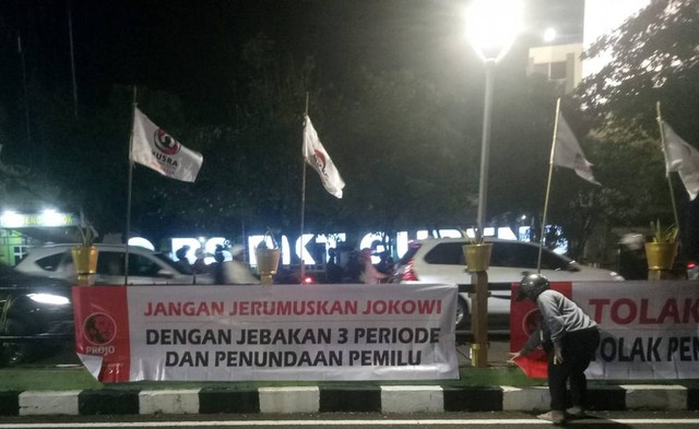 Bertebaran Spanduk Tolak Jabatan Presiden 3 Periode di Surabaya (8715)