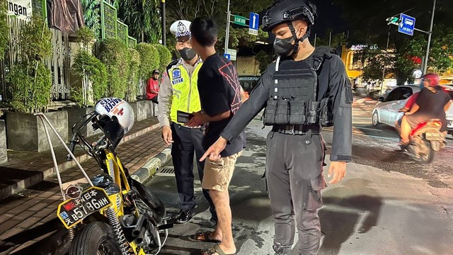 Kepolisian Solo saat mengamankan pengguna kendaraan roda dua yang menggunakan knalpot bising, Sabtu (14/01/2023) malam. FOTO: Agung Santoso