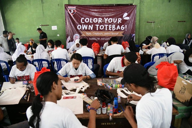 Relawan Ganjar gandeng Komunitas Seniman Lukis untuk unjuk kreativitas di Kecamatan Plumbon, Kabupaten Cirebon, Jawa Barat, pada Sabtu (14/1/2023). Foto: Dok. Istimewa