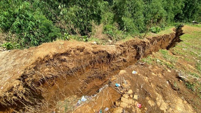 Kondisi tanah terbelah di Sarongge Girang, Kec. Pacet, Cianjur, Minggu (15/1/2023). Foto: Muhammad Iqbal/kumparan