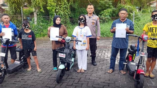 Anak-anak yang kedapatan berkendara sepeda listrik di jalan raya diminta untuk membuat surat pernyataan tak akan mengulanginya lagi. (foto: istimewa)