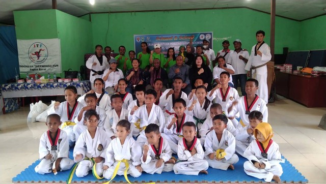 Foto bersama Penjabat Sekda Papua Barat Dance Sangkek bersama anggota Glory Taekwondo Club Sorong, foto: Yanti/BalleoNEWS