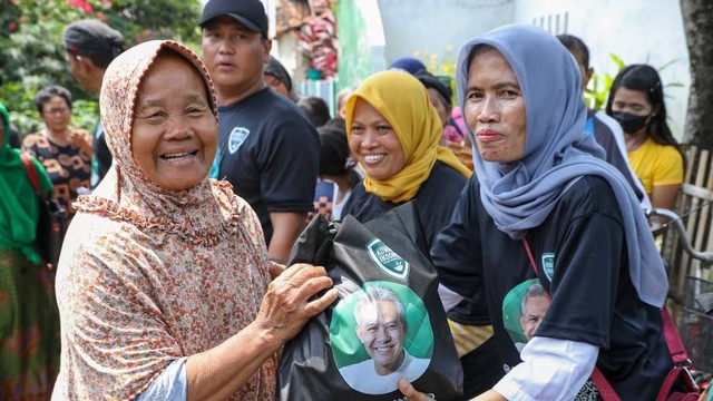 Kowarteg pendukung Ganjar membagikan paket sembako untuk warga di Cirebon, Jawa Barat. Foto: Dok. Istimewa