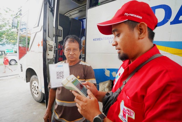 Opertor SPBU memindai QR Code yang telah lolos validasi subsidi tepat MyPertamina saat transaksi solar subsidi (Foto : Pertamina Regional Sulawesi)