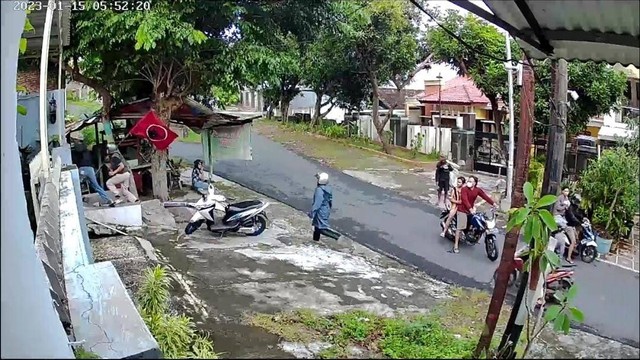 Tangkapan layar segerombolan gangster serang rumah warga di Kota Semarang. Foto: Dok. Istimewa