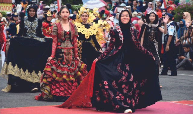 Peragaan busana dari batik tulis dengan pewarnaan alami di Batik Carnival Kabupaten Purbalingga. Foto: Dok Pribadi/Adriandaru Setyo 