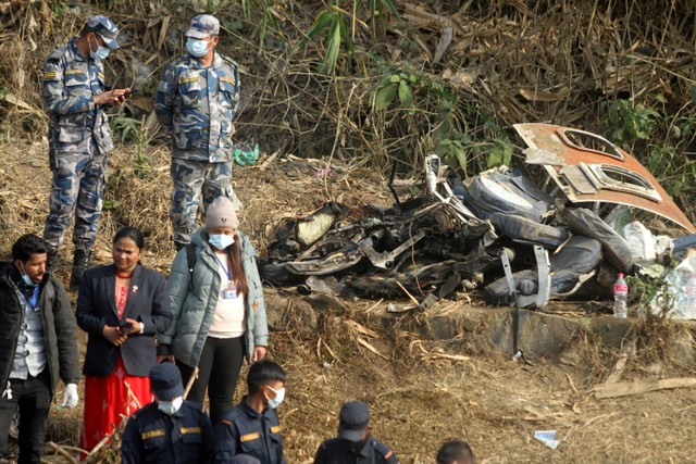 Tim penyelamat mengevakuasi korban jatuhnya pesawat  Yeti Airlines di Pokhara, Nepal, Minggu (15/1/2023).  Foto: Bijay Neupane/via REUTERS