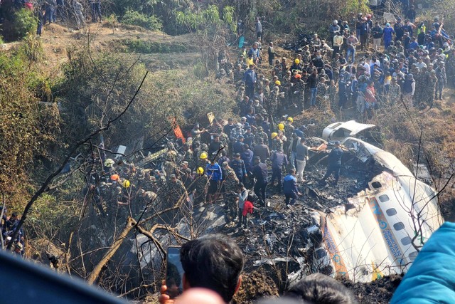 Tim penyelamat mengevakuasi korban jatuhnya pesawat  Yeti Airlines di Pokhara, Nepal, Minggu (15/1/2023).  Foto: Bijay Neupane/via REUTERS