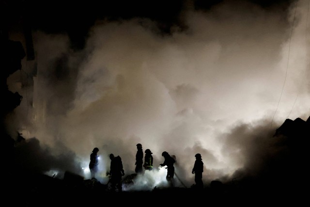 Tim penyelamat melakukan pencarian korban serangan rudal Rusia yang menghantam apartemen di Kota Dnipro, Ukraina, Minggu (15/1/2023).  Foto: Clodagh Kilcoyne/REUTERS