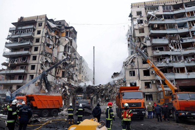 Tim penyelamat melakukan pencarian korban serangan rudal Rusia yang menghantam apartemen di Kota Dnipro, Ukraina, Minggu (15/1/2023).  Foto: Clodagh Kilcoyne/REUTERS