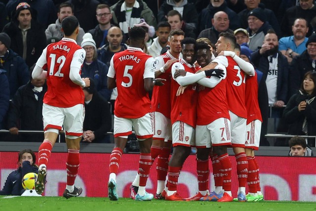 Selebrasi pemain Arsenal usai mencetak gol ke gawang Tottenham Hotspur pada pertandingan lanjutan Liga Inggris di Stadion Tottenham Hotspur, London, Inggris. Foto: Paul Childs/REUTERS