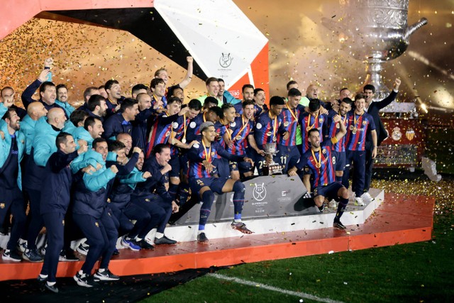 Pemain FC Barcelona merayakan gelar juara Piala Piala Super Spanyol di Stadion Internasional King Fahd di Riyadh, Arab Saudi. Foto: Ahmed Yosri/REUTERS