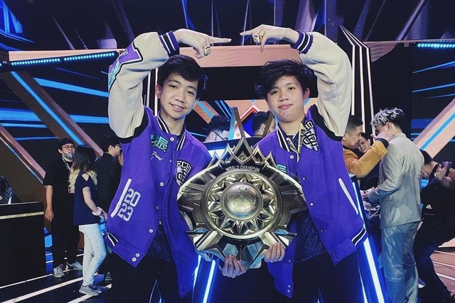 Selebrasi Tim ECHO Esports usai menjuarai M4 Mobile Legends. Foto: Instagram/@echophilippines