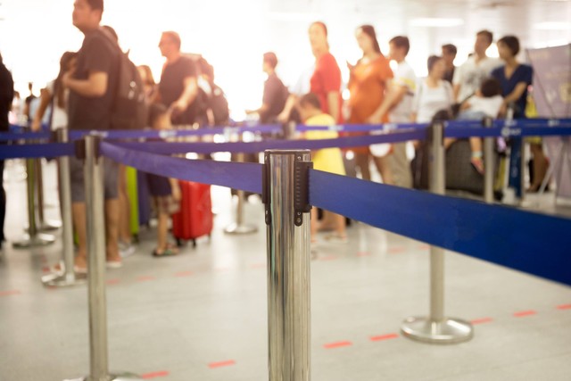 Ilustrasi penumpang antre di bandara. Foto: Shutterstock