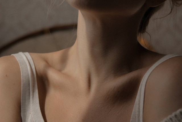 Bagaimana cara mengobati sakit leher belakang yang ampuh? Foto: Unsplash