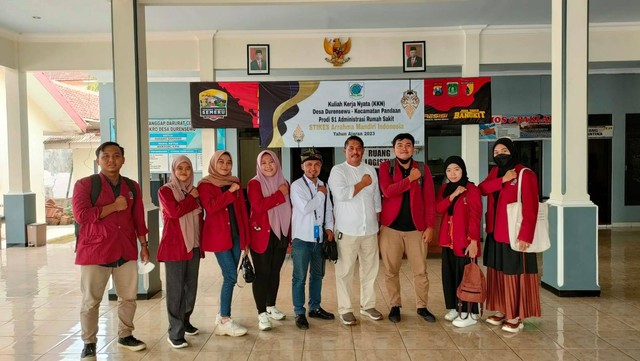 foto bersama dengan kepala desa Duren Sewu/dokumentasi tim KKN - Umsida