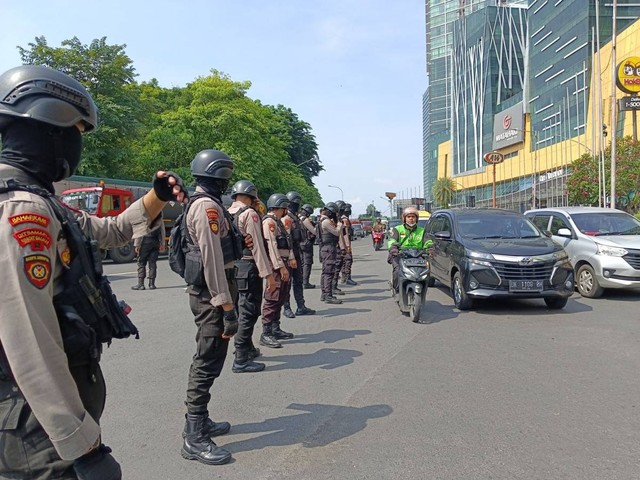 Sidang Perdana Kasus Tragedi Kanjuruhan, Polisi Sekat Pintu Masuk Surabaya