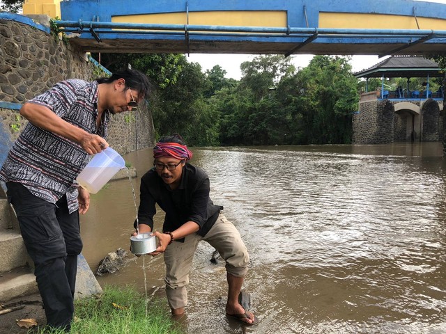 Peneliti ESN Prigi Arisandi bersama aktivis lingkungan Robi Navicula saat melakukan deteksi kesehatan sungai di Bali - IST