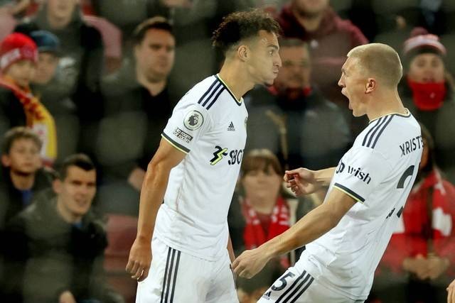 Pemain Leeds United Rodrigo merayakan gol pertama mereka dengan Rasmus Kristensen saat hadapi Liverpool di Stadion Anfield, Liverpool, Inggris, Sabtu (29/10/2022). Foto: Phil Noble/REUTERS