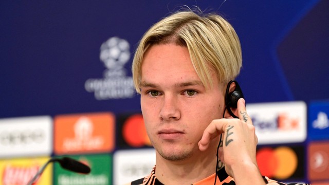 Penyerang Ukraina Mykhailo Mudryk memberikan konferensi pers pada malam pertandingan sepak bola grup F putaran pertama Liga Champions UEFA hari ke-3 melawan Real Madrid, di stadion Santiago Bernabeu di Madrid pada 4 Oktober 2022. Foto: Javier Soriano/AFP