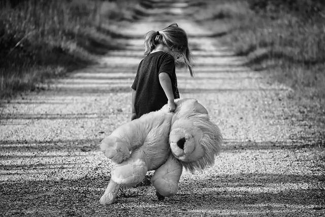 https://pixabay.com/id/photos/gadis-berjalan-boneka-beruang-anak-447701/