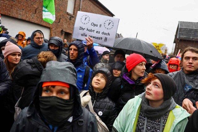 Aktivis iklim Greta Thunberg mengambil bagian dalam protes menentang perluasan tambang lignit terbuka Garzweiler utilitas RWE Jerman ke Luetzerath, di Keyenberg, Jerman, 14 Januari 2023. Foto: Christian Mang/Reuters 