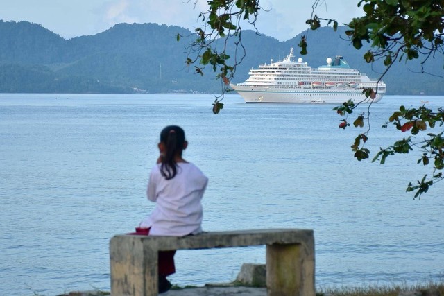 Seorang anak melihat kapal pesiar MS Amera yang membawa 751 wisatawan asing singgah di Dermaga CT-3 BPKS, Kota Sabang, Aceh, Senin (16/1/2023). Foto: Dok. Pemkot Sabang