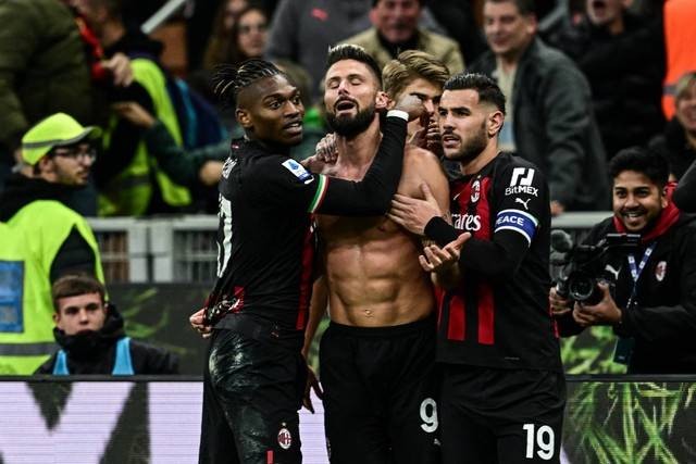 Pemain AC Milan Olivier Giroud merayakan gol keduanya bersama rekan setim saat hadapi Spezia di Stadion San Siro, Milan, Italia, Sabtu (5/11/2022). Foto: Miguel Medina/AFP