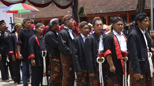 Kirab Budaya Boyong Basuki Tirto Pagesangan Desa Carangrejo (Foto/Azzahra Dinda)