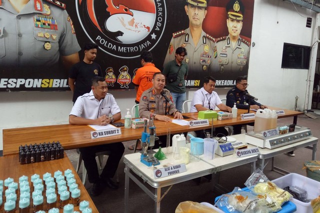 Ditnarkoba Polda Metro Jaya menyampaikan rilis kasus pembuatan liquid vape berbahan sabu, Senin (16/1/2023). Foto: Ananta Erlangga/kumparan