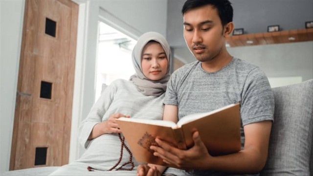 Ilustrasi sepasang suami istri membaca doa lancar persalinan. Foto: Shutterstock.com