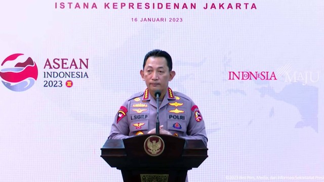 Kapolri Jenderal Listyo Sigit memberikan keterangan pers soal kerusuhan di PT GNI Morowali di Istana Presiden, Jakarta, Senin (16/1/2023). Foto: Youtube/Sekretariat Presiden