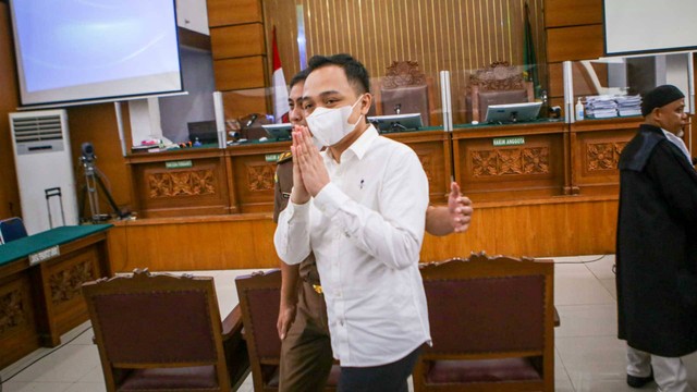 Terdakwa kasus pembunuhan berencana terhadap Nofriansyah Yosua Hutabarat atau Brigadir J, Ricky Rizal berjalan keluar ruangan usai menjalani sidang dengan agenda pembacaan tuntutan, di Pengadian Negeri Jakarta Selatan, Senin (16/1/2023). Foto: Fauzan/Antara Foto
