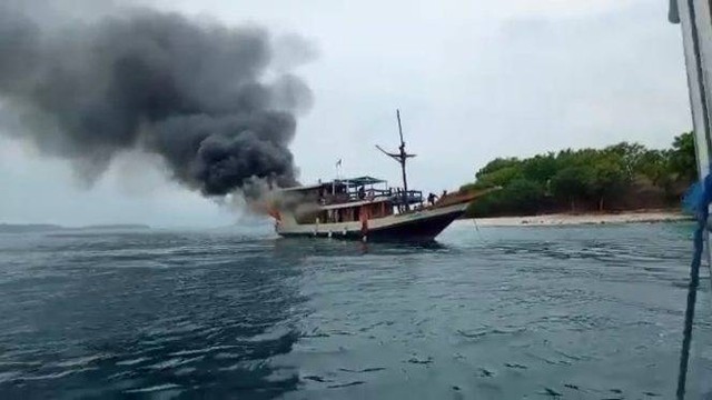 Keterangan foto: Kapal wisata yang terbakar di tengah laut. Foto:Dok. Polairud.