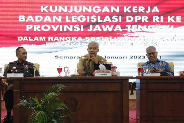 Gubernur Jawa Tengah menerima kunjungan kerja DPR RI dalam rangka melakukan sosialisasi Prolegnas RUU prioritas untuk tahun 2023-2024 di Gradhika Bhakti Praja, Kota Semarang, Senin (16/1/2023). Foto: Dok. Istimewa