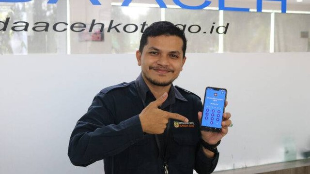 Saat ini warga Kota Banda Aceh bisa memiliki identitas kependudukan digital milik Ditjen Dukcapil Kemendagri yang dapat diunduh melalui smartphone). Foto: Dok. MC Banda Aceh
